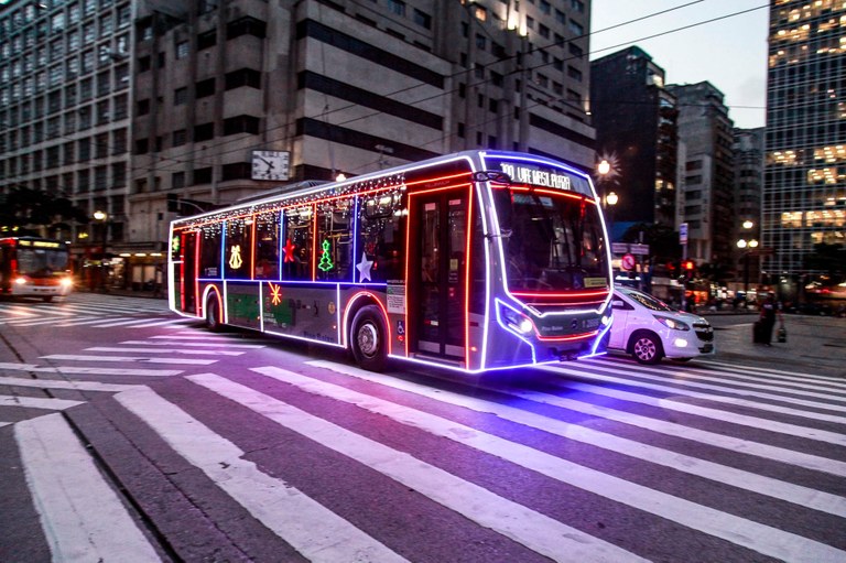 #ParaTodosVerem ônibus iluminado para o natal nas ruas de São Paulo.